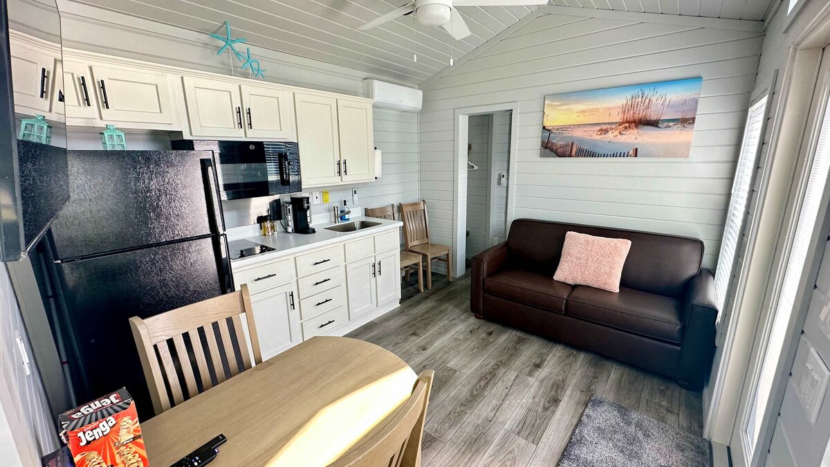 منطقة المعيشة الرئيسية - المطبخ - تلفزيون مع روكو وأريكة قابلة للطي إلى سرير بالحجم الكامل