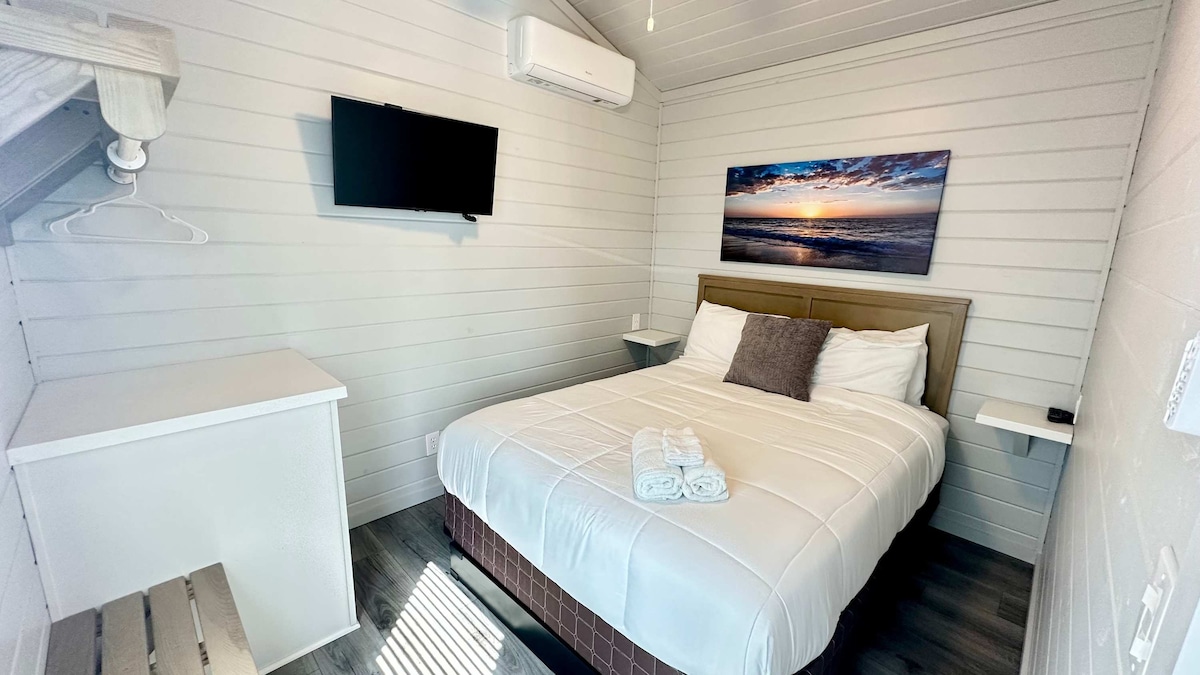 غرفة النوم الرئيسية - سرير مريح بحجم كوين - تلفزيون مع روكو