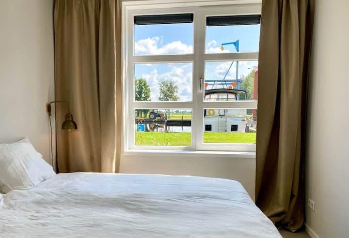 Трета спална соба на приземје со поглед кон пристаниште