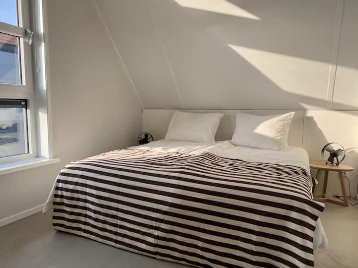 Втора спална соба со поглед кон пристаниште