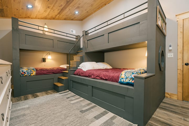 גודל המיטות הוא יחיד על פני מיטה זוגית, ויחיד על פני יחיד.