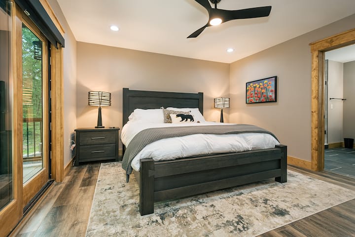 סוויטה ראשית בקומה הראשית עם מיטת קינג.