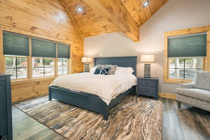 סוויטה ראשית בקומה הראשית עם מיטת קינג.