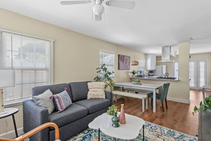 Დაისვენეთ და განიტვირთეთ ფართო მისაღებ ოთახში, რომელშიც არის დიდი ტელევიზორი და კომფორტული გასაშლელი დივანი მეხსიერების ქაფის მატრასით დამატებითი მხარდაჭერისთვის