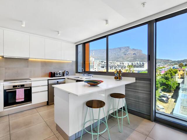 Modern Duplex With Bo-Kaap & Table Mountain Views gallery image 5
