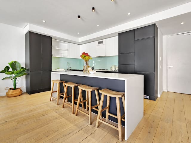 Central Modern Vibrant In De Waterkant gallery image 4