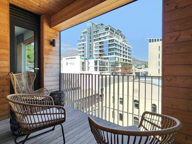 Central Modern Vibrant In De Waterkant gallery image 3