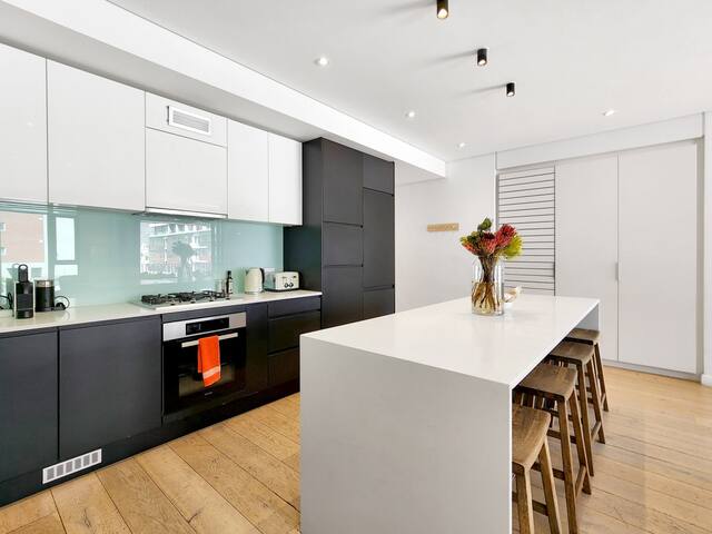 Central Modern Vibrant In De Waterkant gallery image 5