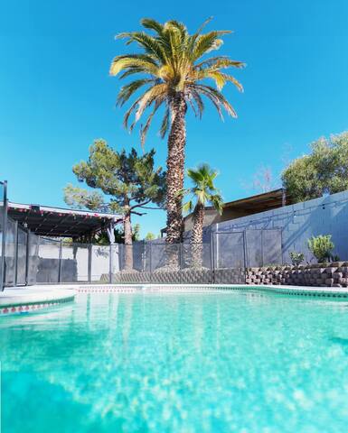 VacationHome – PrivatePool Gardenyard