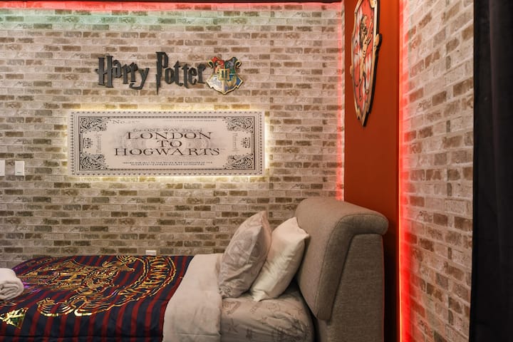 ห้องสไตล์วิซาร์ดที่มีการตกแต่งตั๋ว Hogwarts Express และเสน่ห์ของ Gryffindor!