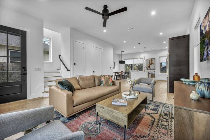 Large Modern Eastside Home with Gourmet Kitchen gallery image 2