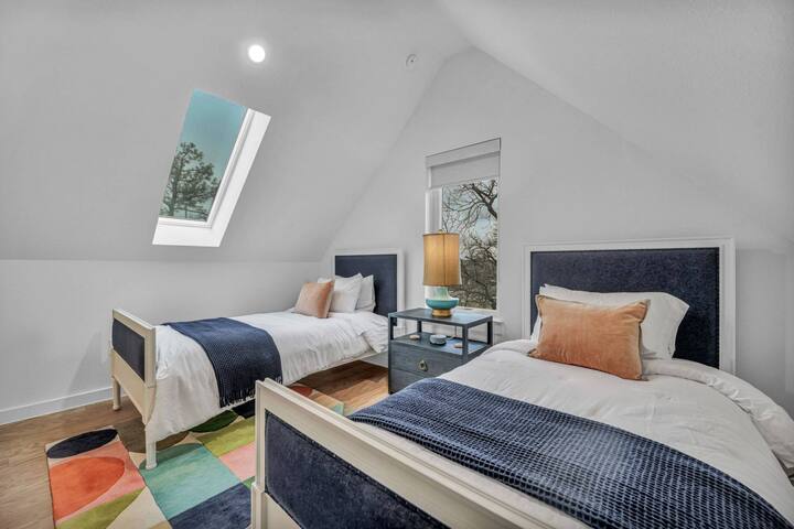 Large Modern Eastside Home with Gourmet Kitchen gallery image 4