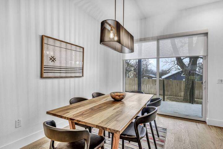 Large Modern Eastside Home with Gourmet Kitchen gallery image 3