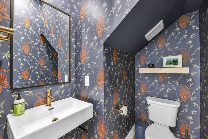 Large Modern Eastside Home with Gourmet Kitchen gallery image 5