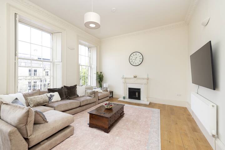 Exclusive House with Free Parking gallery image 2