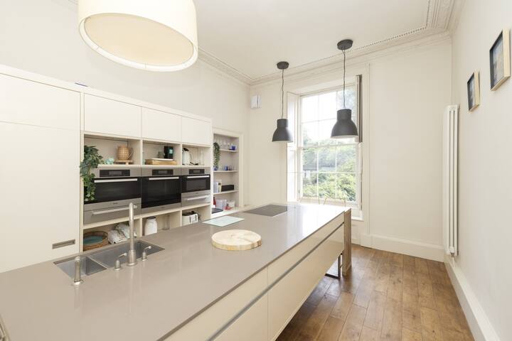 Exclusive House with Free Parking gallery image 4