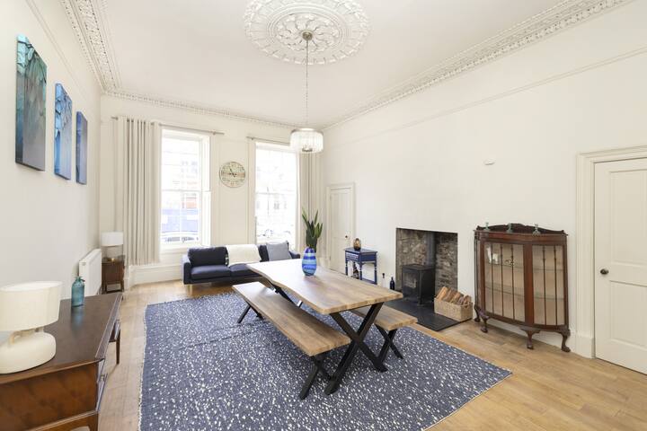 Exclusive House with Free Parking gallery image 3