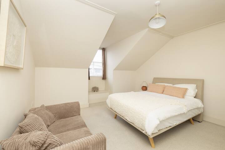 Exclusive House with Free Parking gallery image 5