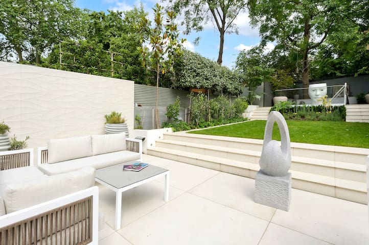 Outstanding 7 bed Notting Hill House gallery image 4