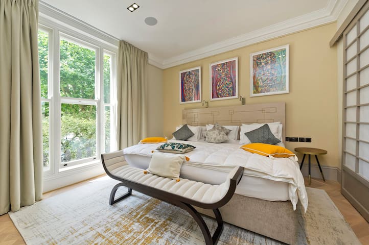 Outstanding 7 bed Notting Hill House gallery image 3