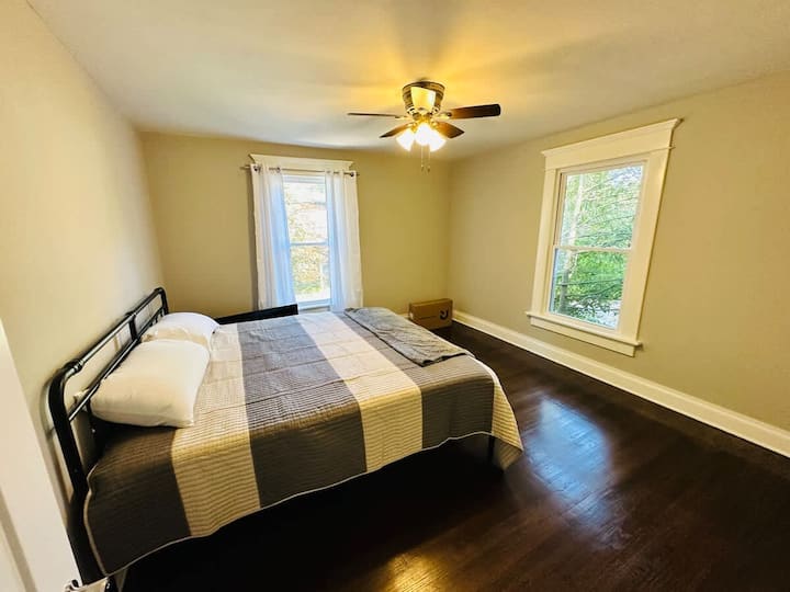 Ďalšia manželská posteľ so šatníkom a televízorom Roku. 