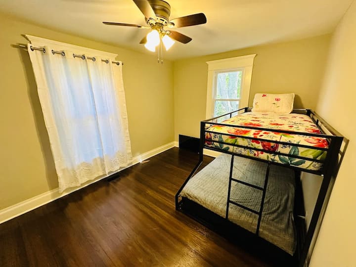 Táto poschodová posteľ je dvojča s manželskou posteľou, ktorá umožňuje spálňu pre 3 osoby. Skriňa a televízor Roku. 