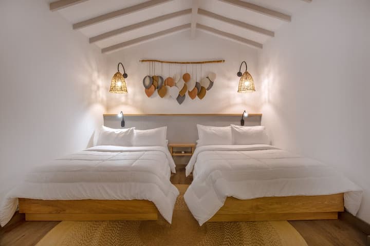 Dari zilizopambwa, taa mahususi za pendant, na vitanda viwili vya kifahari hufanya chumba hiki kuwa kimbilio maridadi lakini lenye utulivu. Inafaa kwa vikundi vinavyotaka ubunifu na starehe kwa kiwango sawa. ✨️

