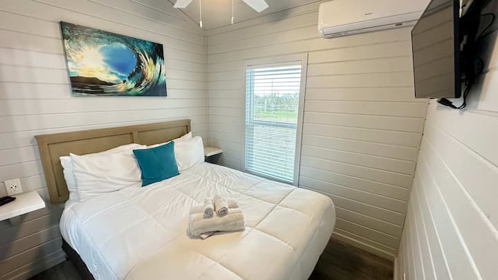 Dhoma e dytë e gjumit - Krevat i rehatshëm me madhësi "Queen" - Gjysmë banjë e bashkangjitur - TV me Roku