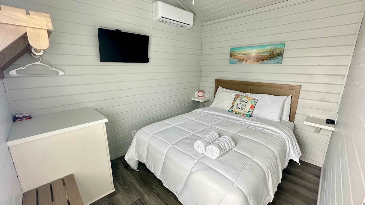 Ძირითადი საძინებელი - კომფორტული საწოლი Queen Size - ტელევიზორი Roku-სთან ერთად