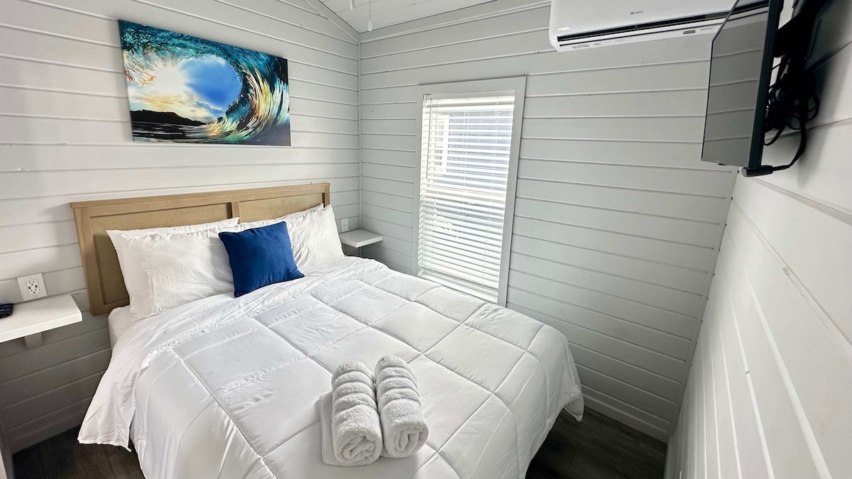 Მეორე საძინებელი - კომფორტული საწოლი დიდი ზომის - ნახევრად სააბაზანო - ტელევიზორი Roku-სთან ერთად