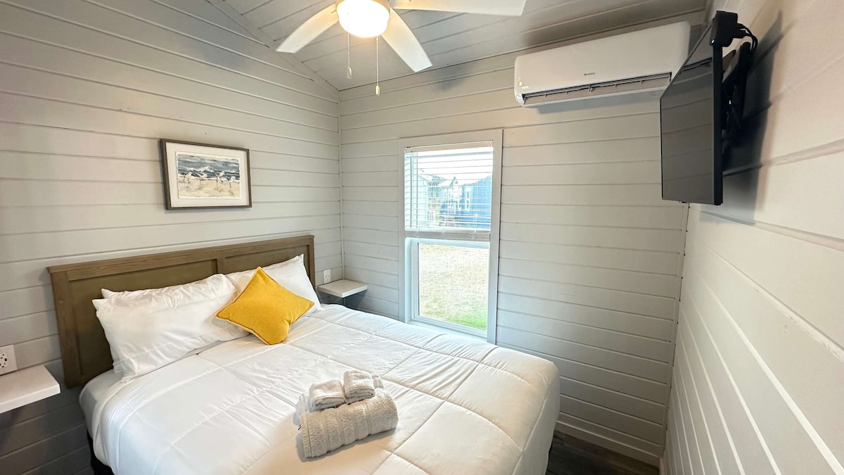 غرفة النوم الثانية - سرير مريح بحجم كوين - نصف حمام ملحق - تلفزيون مع روكو