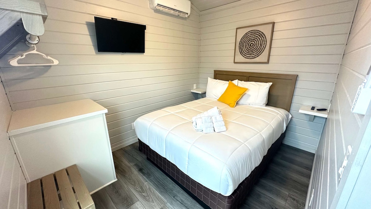 غرفة النوم الرئيسية - سرير مريح بحجم كوين - تلفزيون مع روكو