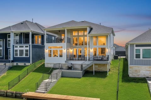 Lakefront, Dock, Balconies & Festival Nearby
