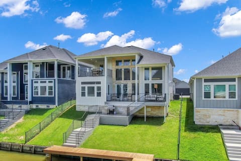 Lakefront, Dock, Balconies & Festival Nearby