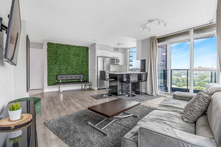 2 BR Waterfront Condo Downtown w/ free Parking gallery image 2