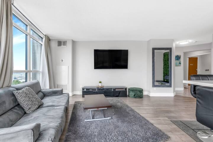 2 BR Waterfront Condo Downtown w/ free Parking gallery image 3