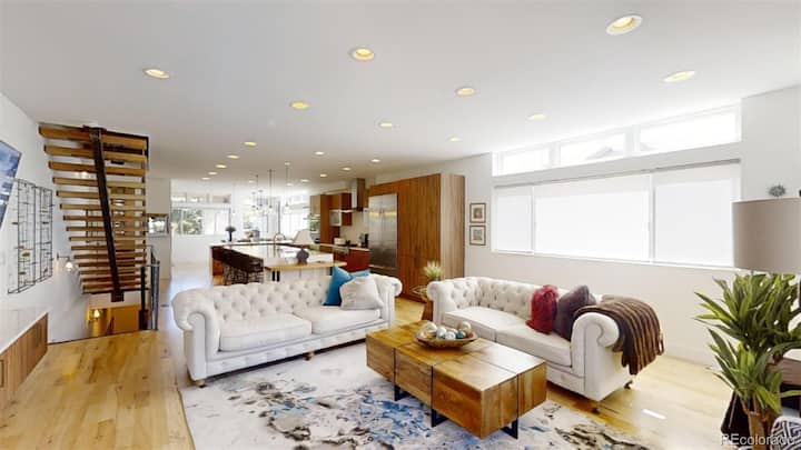 Основният етаж е отворена концепция и ще ви накара да се чувствате като у дома си