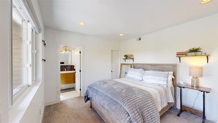 Спалня 2 разполага с двойно легло и самостоятелна баня