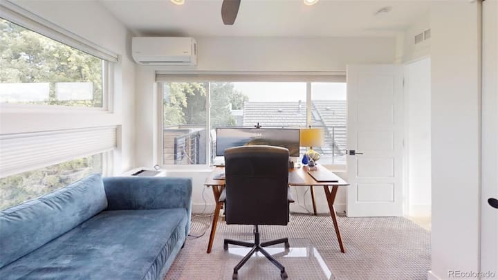 Офис пространство с удобно дневно легло (с 2 отделни легла), самостоятелен климатик и тонове естествена светлина. Включени са щори за прозорци