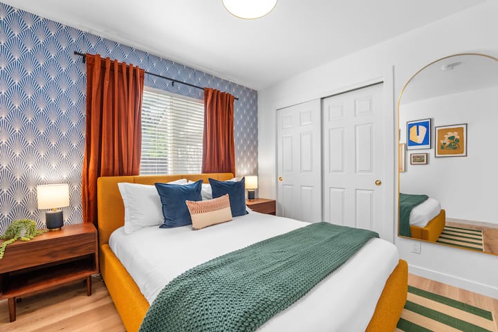 חדר שינה מס '1 למטה כולל מיטת קווין סייז, ארון מרווח ועיצוב מהשורה הראשונה כדי להפוך את השהייה שלכם לנוחה ביותר.