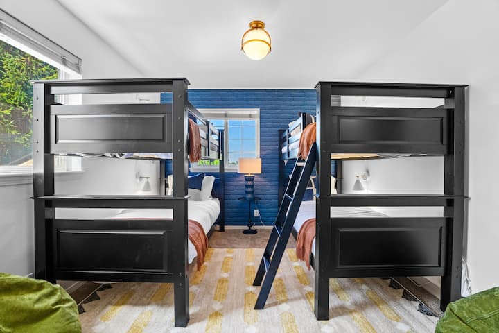 חדר הקומתיים מושלם לילדים ומתאים ל -4 אורחים בנוחות. לכל קומתיים יש מנורת לילה משלה ליהנות ממנה אם אתם ינשוף הלילה או ישנים שינה עמוקה על המיטות המפוארות והנוחות שלנו.