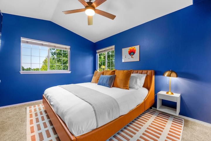 חדר השינה השני למעלה כולל מיטת קינג סייז נוחה, עמדת עבודה וטלוויזיה חכמה!