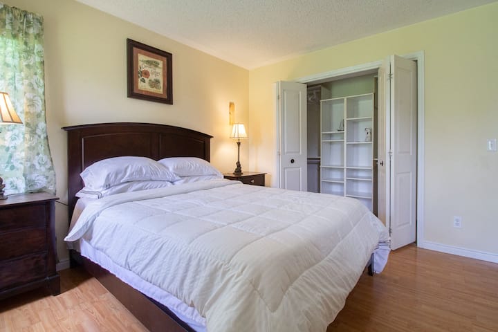 غرفة النوم الأساسية - أفرغ أمتعتك واشعر وكأنك في بيتك في عطلة كوخك