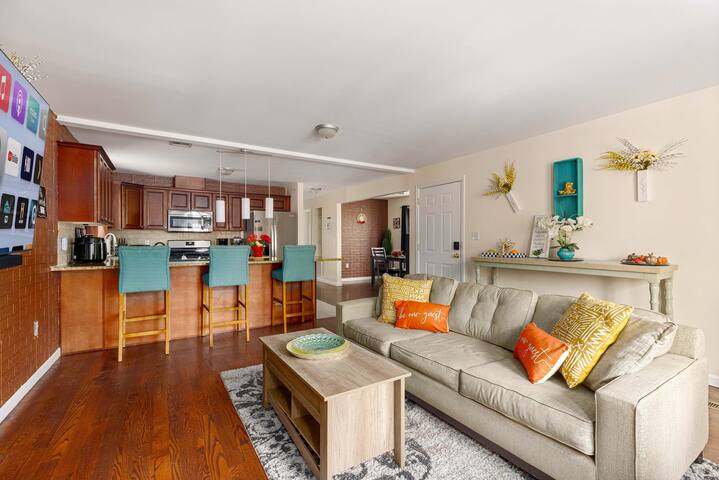 Free Parking • 1GB WiFi • Game Room at Newark Ruby gallery image 2