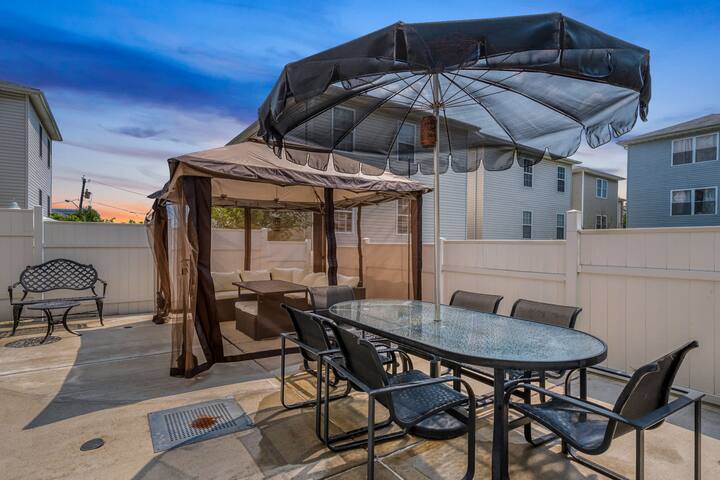 Free Parking • 1GB WiFi • Game Room at Newark Ruby gallery image 4