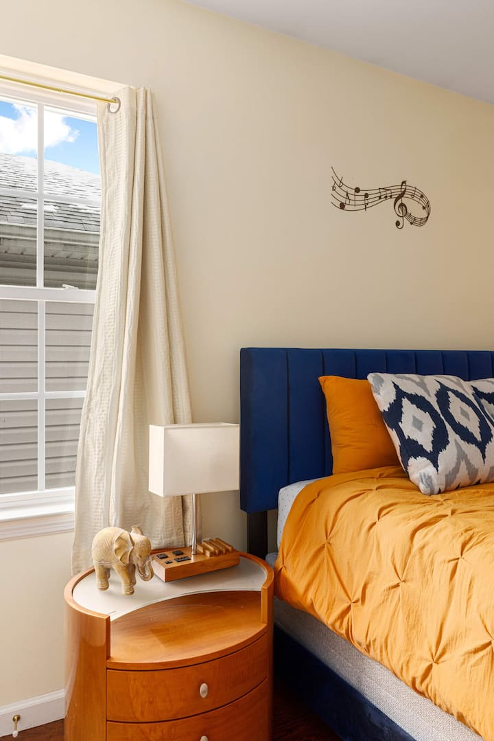 纽瓦克珍珠3层中间卧室，配备标准双人床、衣柜和梳妆台