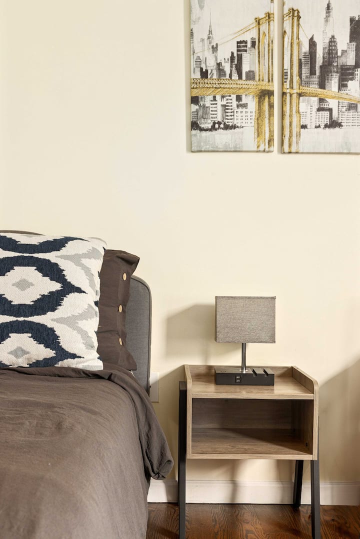 纽瓦克珍珠级3卧室，配备两张单人床、衣柜和智能电视（Netflix、YouTube、Samsung Plus TV）