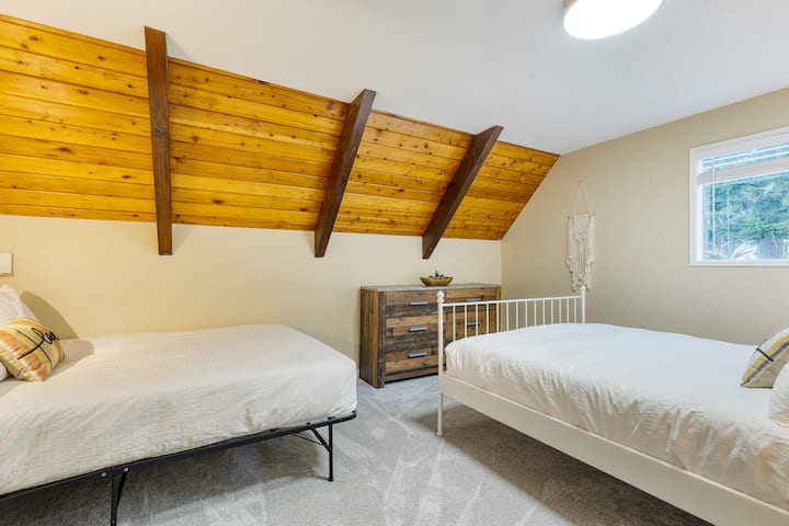 Chumba cha kulala 2 kina vitanda viwili vya upana wa futi 4.5.