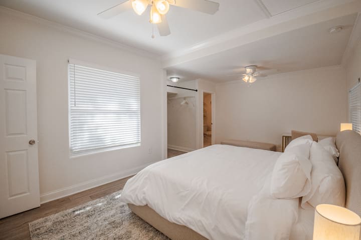 Velika spavaća soba sa spojenom kupaonicom