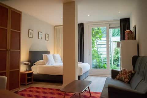 Top performing Airbnb: Studio with garden near lovely Westerpark! in Fannius Scholtenbuurt